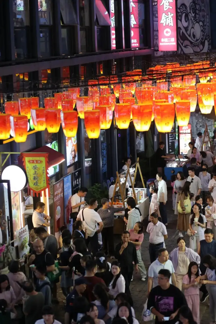 骑龙巷夜市灯笼与安上粉皮招牌