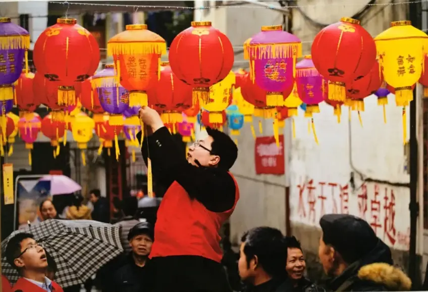 街巷挂灯志愿者整理彩灯笼