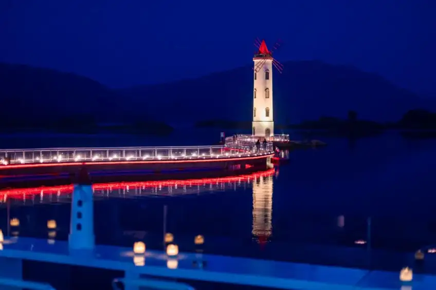 千岛湖白色灯塔与红色灯带栈桥夜景