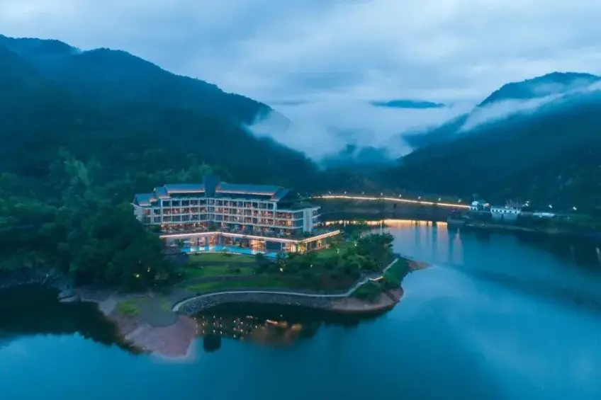 千岛湖返里度假酒店三面环水外观
