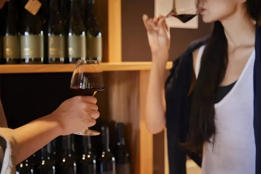 千岛湖可人酒店品酒休憩区域一角