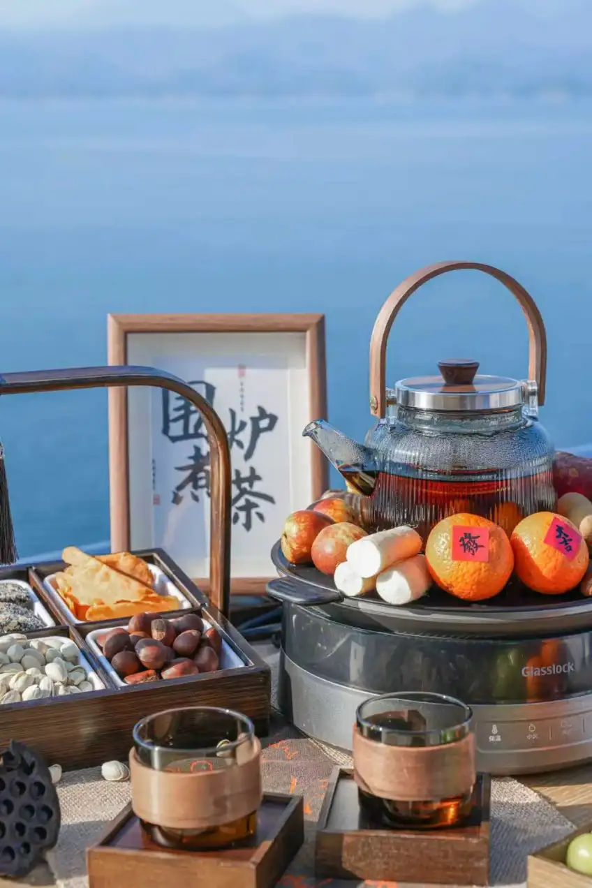 湖边围炉煮茶与烤物茶具