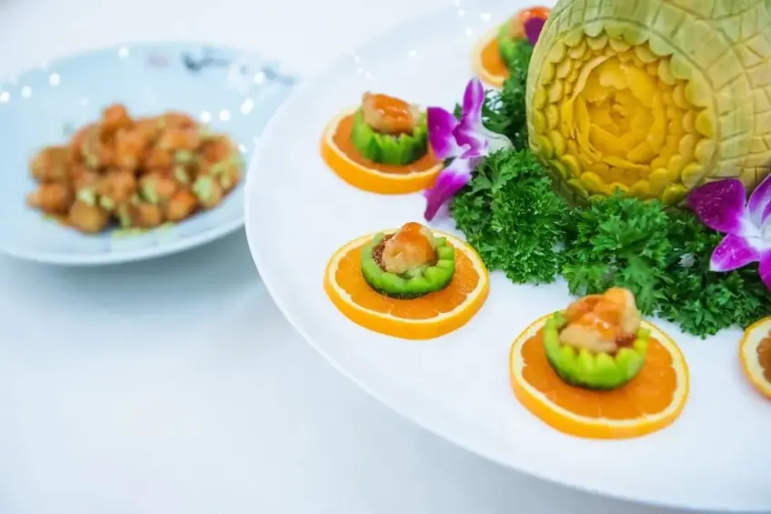蔬食馆柑橘冷盘与雕花摆台