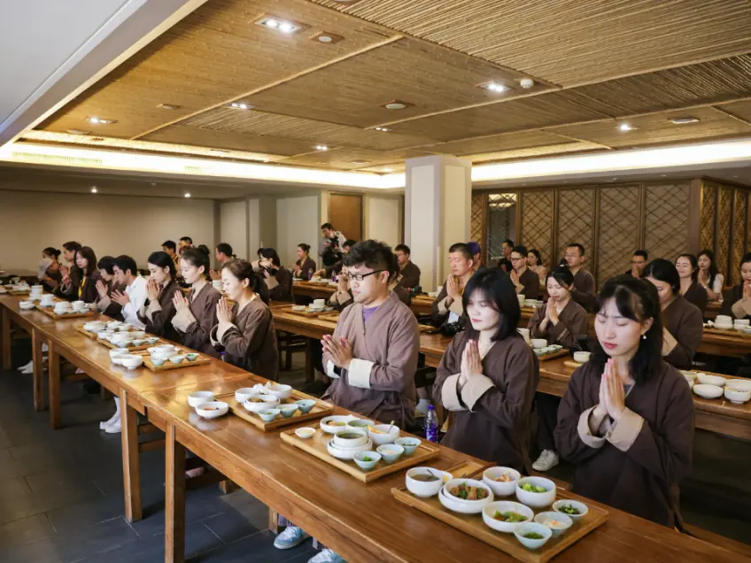 精舍过堂众人合十素斋场景