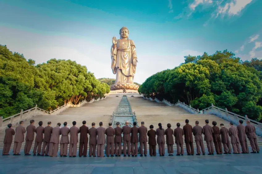 游客列队仰望灵山大佛与登云台阶