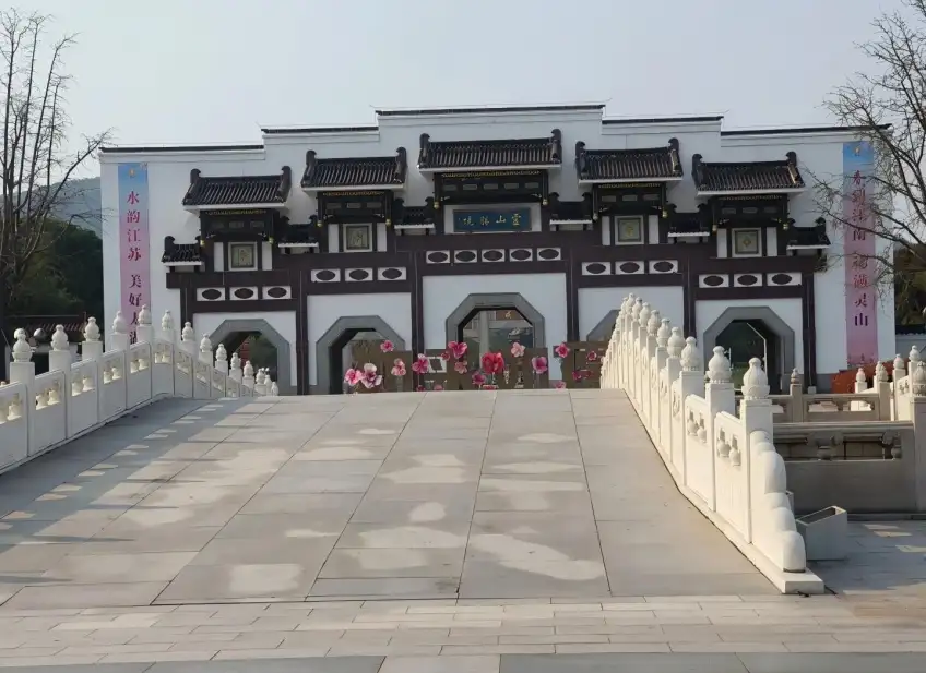 灵山胜境五明桥石栏通向白墙牌楼大门