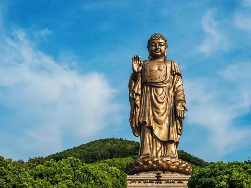 灵山大佛全身立像与莲座蓝天背景