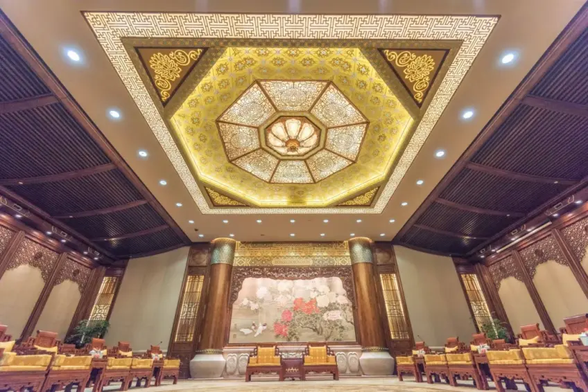 灵山梵宫会议区宽敞殿堂与木构内景