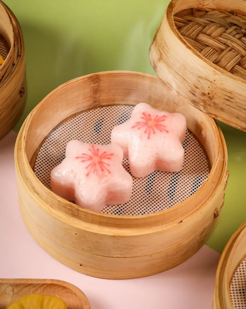 竹笼粉色星形樱花糕特写
