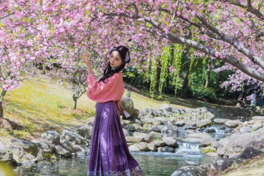 灵山春日汉服女子溪畔花下回眸