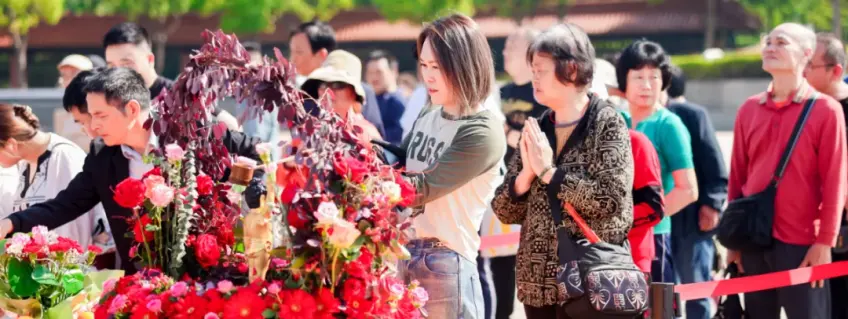 灵山胜境春季浴佛仪式游客向太子像浇水供花
