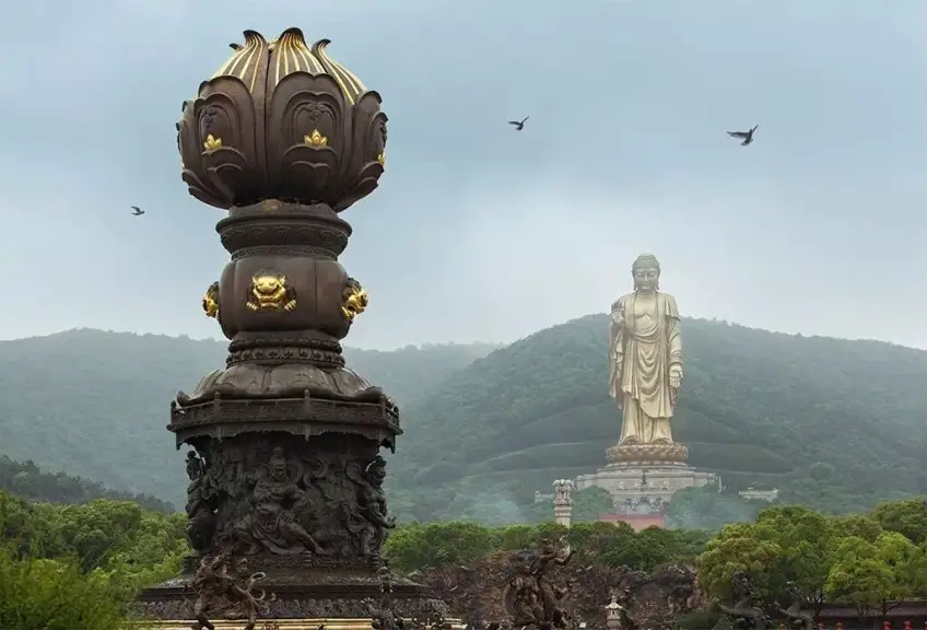 无锡灵山胜境大佛与青铜华表远景