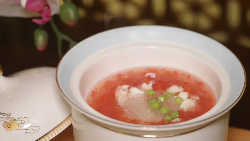 酒釀芙蓉雪燕金邊盞與豌豆點綴近景