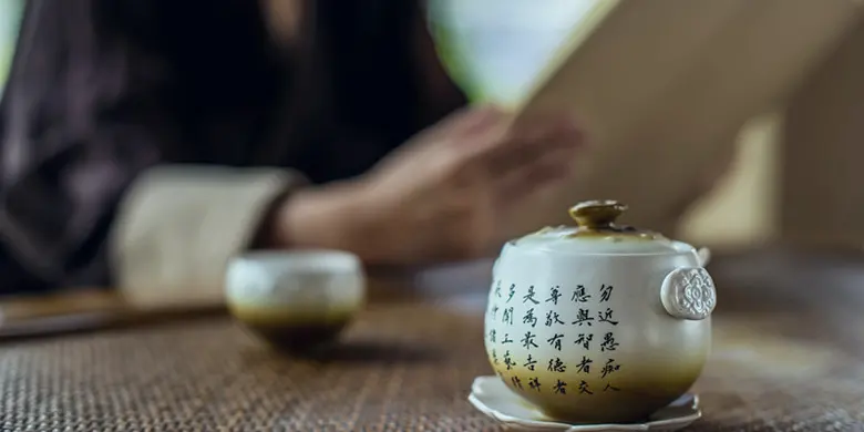 禅茶白瓷小壶与杯盏茶席