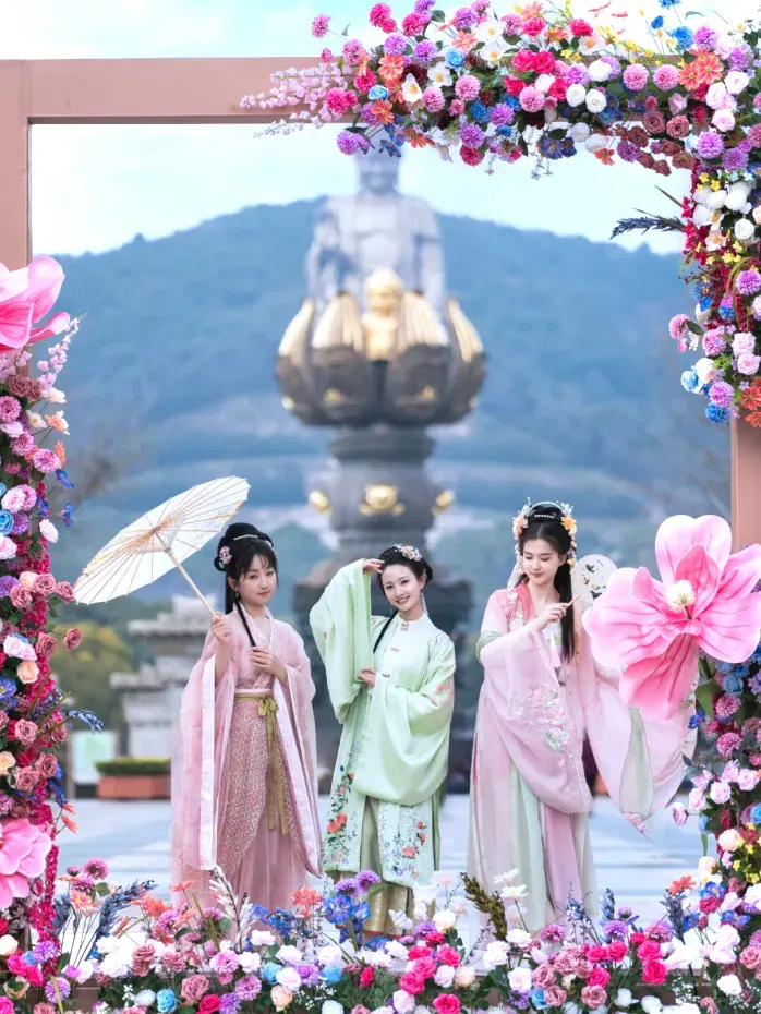 灵山菩提大道巨型花框前游客汉服合影
