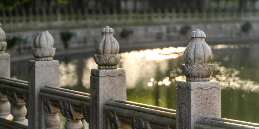灵山胜境石栏莲花柱头与池塘反光近景