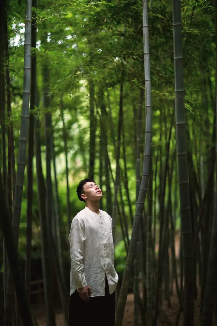 灵山精舍竹林中男子闭目伫立
