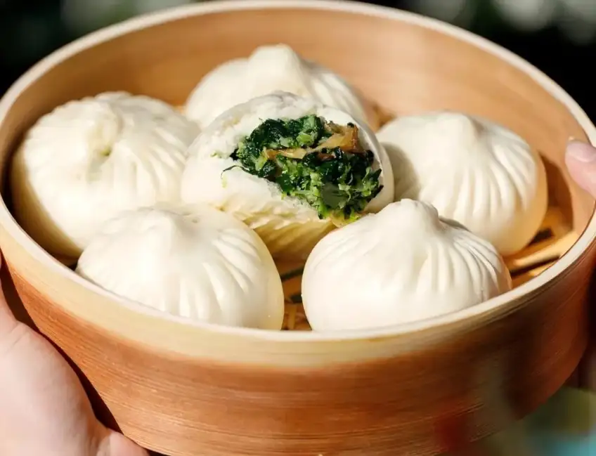 竹蒸笼青菜馅素包掰开特写