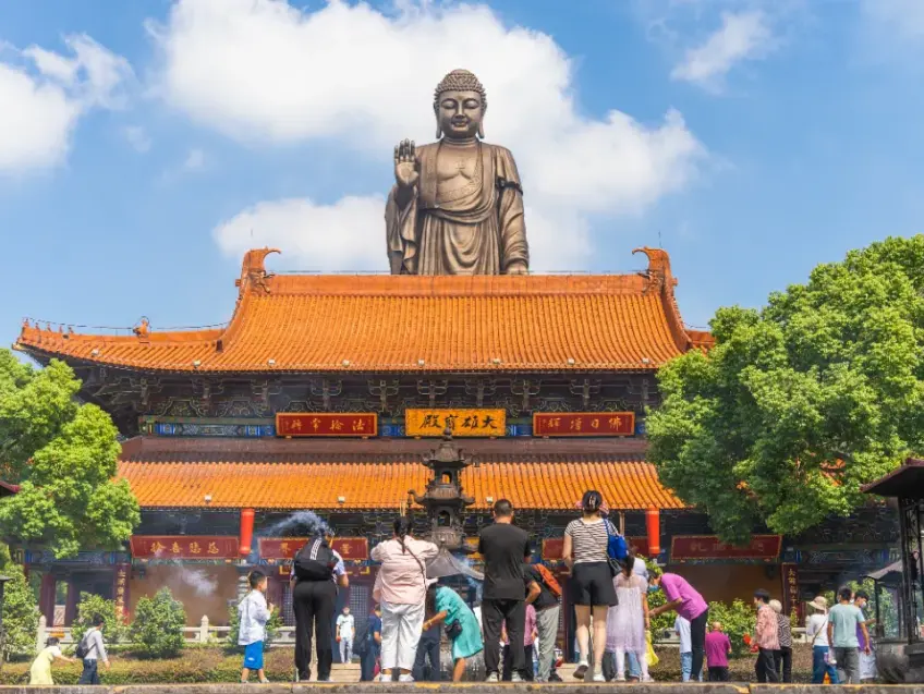 祥符禅寺大雄宝殿前香炉游人与身后大佛