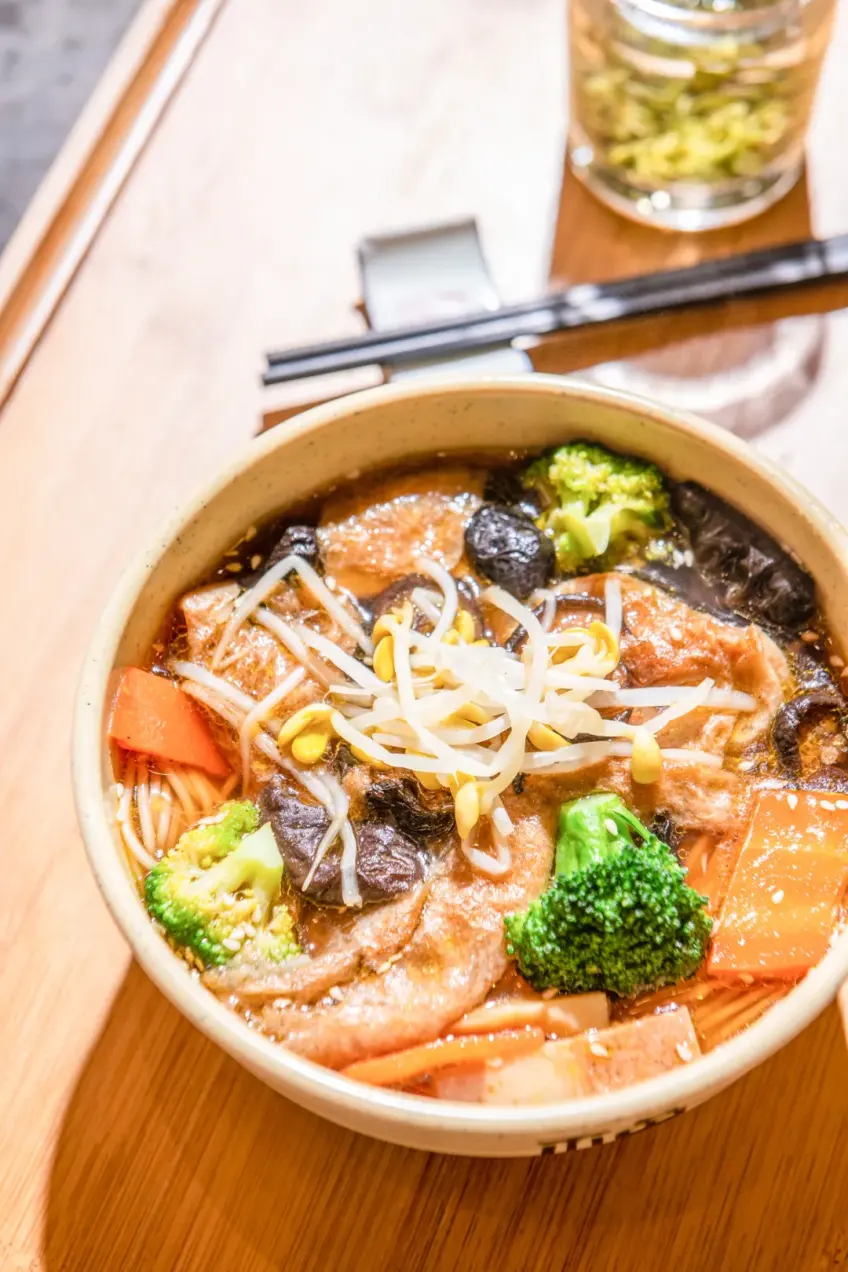 蔬食馆素面浇头配西兰花豆芽
