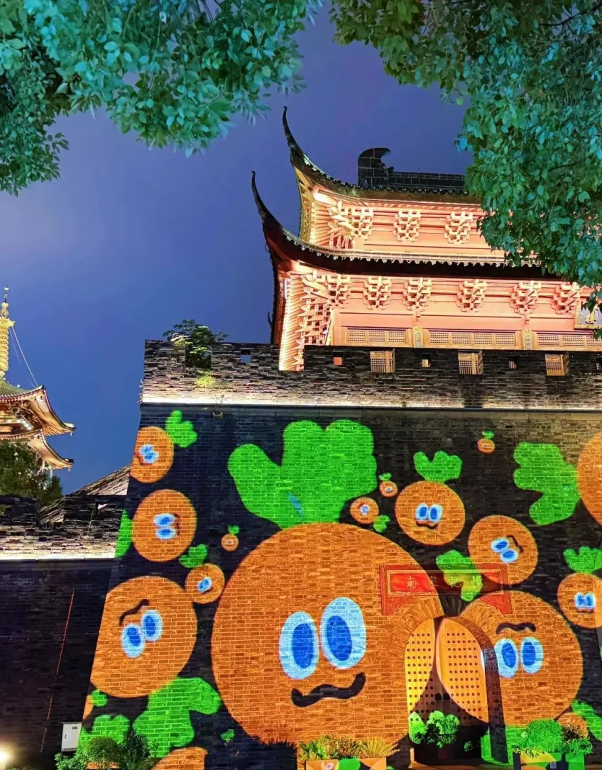 鼓楼夜景暖光与城墙水果投影