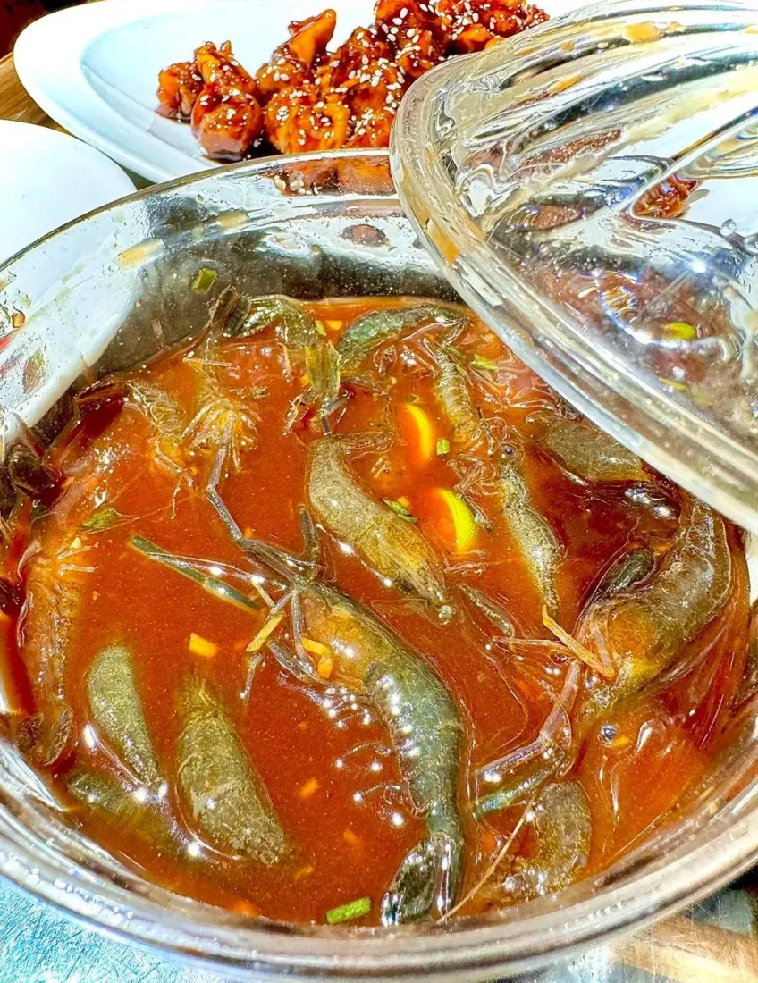 透明玻璃盅酒香汤底鲜活河虾