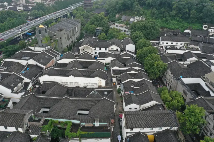 杭州河坊街打銅巷一帶傳統黛瓦屋脊鳥瞰橫圖