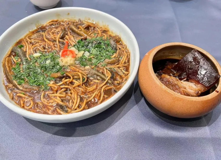 褐酱宁式鳝丝与砂锅东坡肉同桌