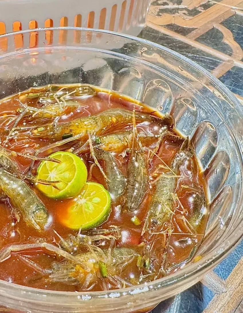 玻璃盅醉虾配青柠片与酒香汤