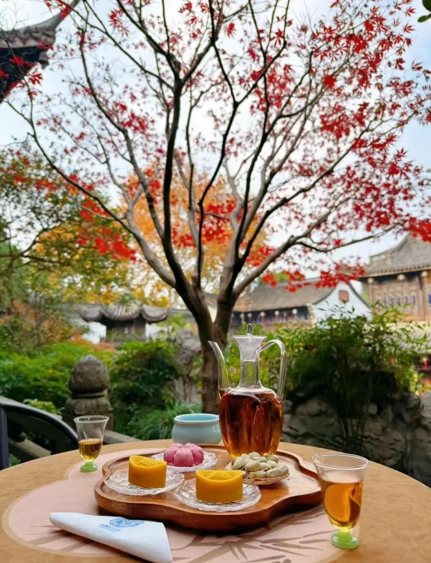 红枫庭院圆桌茶饮与花式点心