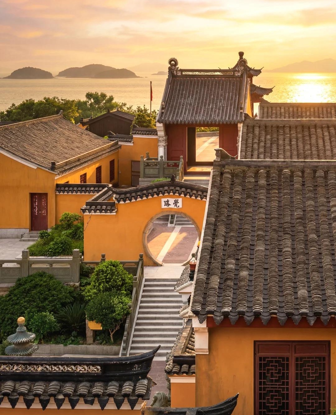 去中国最大的观音像求什么最灵？普陀山祈福全攻略，从南海观音到三大寺，各殿菩萨分工不同千万别拜错！