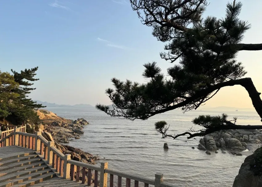 南天门附近石阶松影与礁岸海面