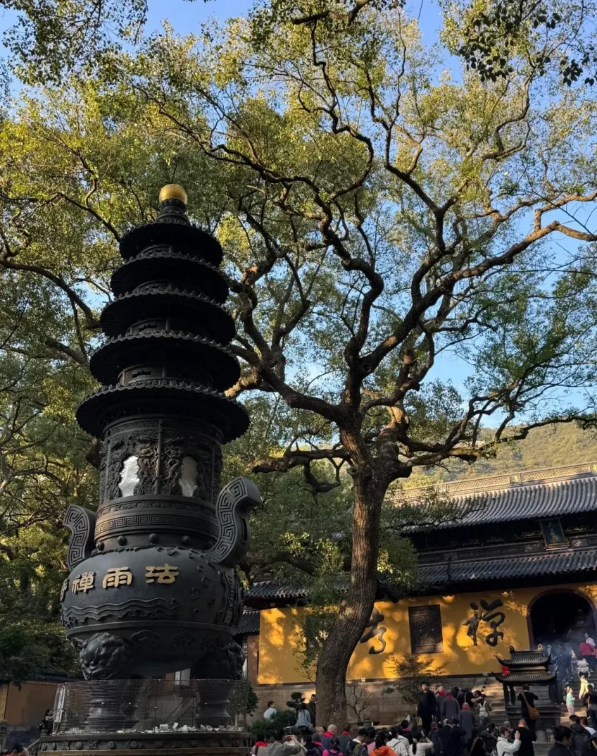 法雨禅寺铜香炉近景与黄墙示意