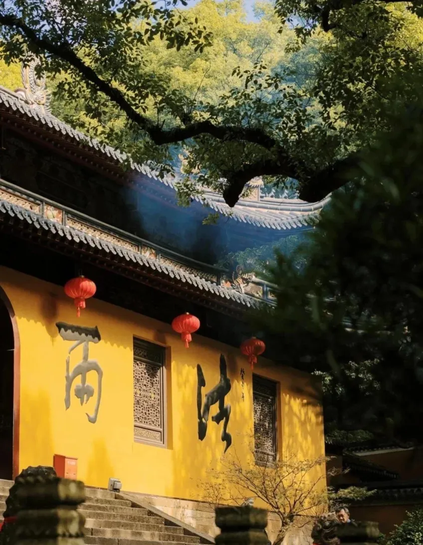 法雨寺黄墙书法与檐下红灯笼