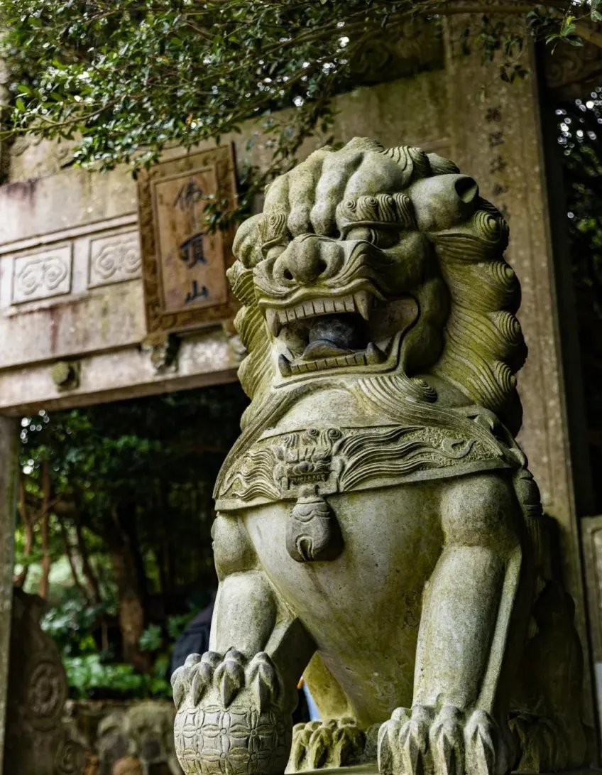 佛顶山石狮与石拱门入口示意