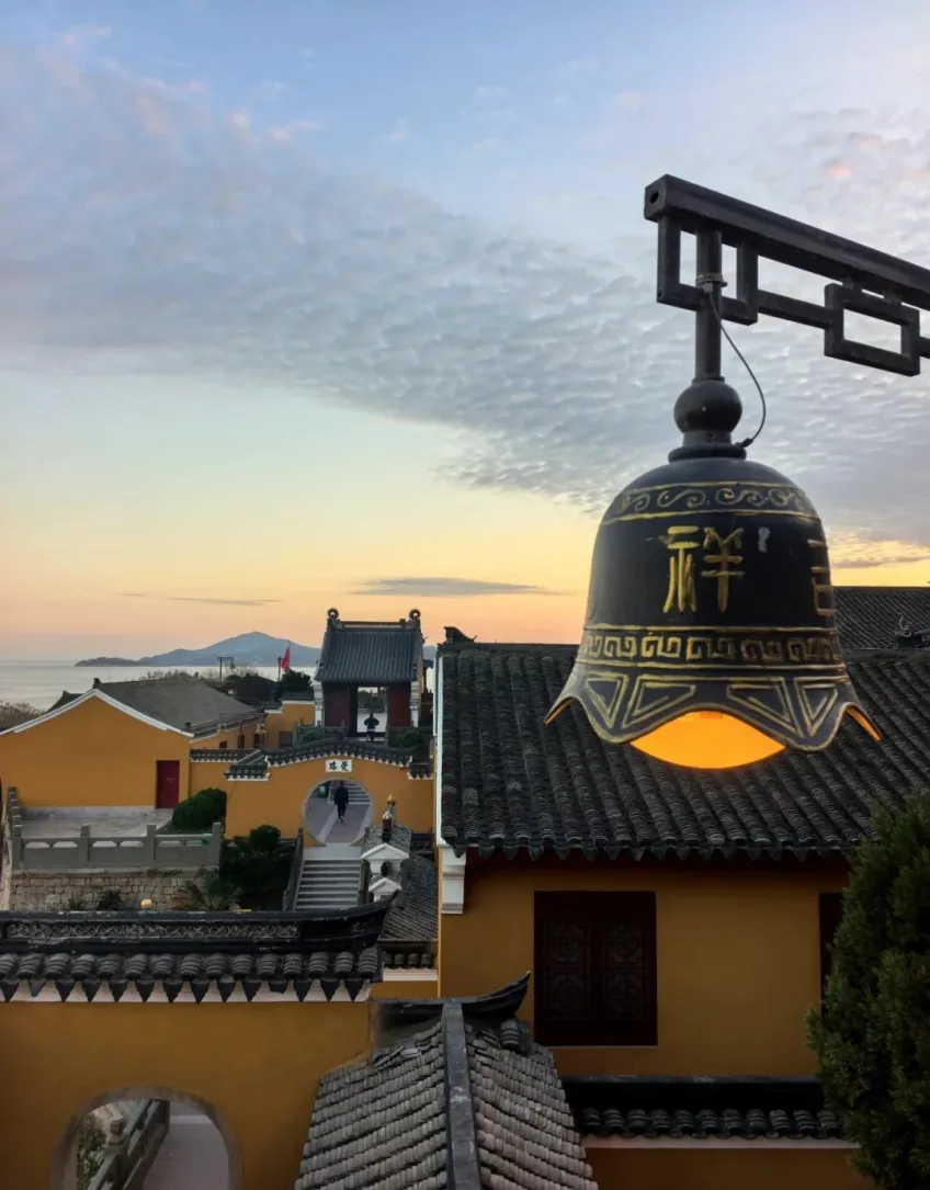 普陀山黄墙黛瓦与檐下吉祥铃远望海岛