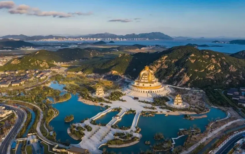普陀山观音法界金顶建筑群与远处海天城市天际线