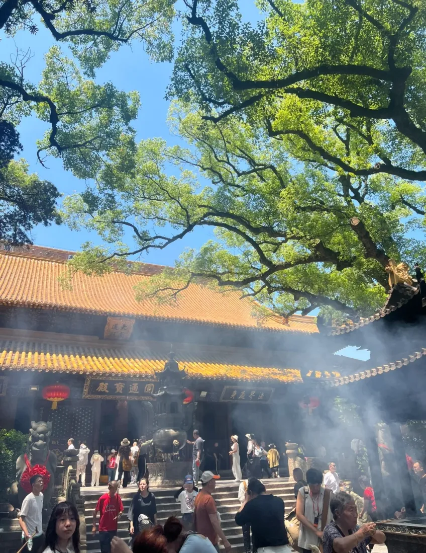 普陀山普济寺庭院香火与登阶游客