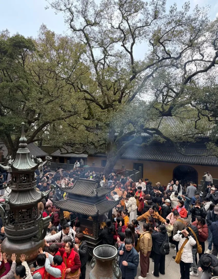 寺院天井香客围绕香炉上香