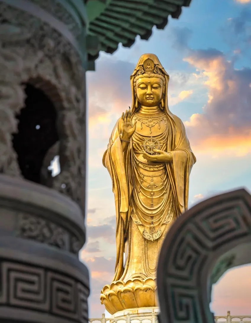 南海观音金身正面施无畏印立像