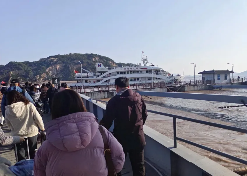 朱家尖渡轮甲板乘客登船前往普陀山