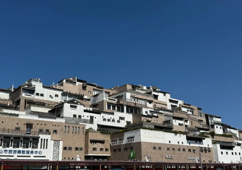 朱家尖旅游集散中心外立面与商业招牌示意