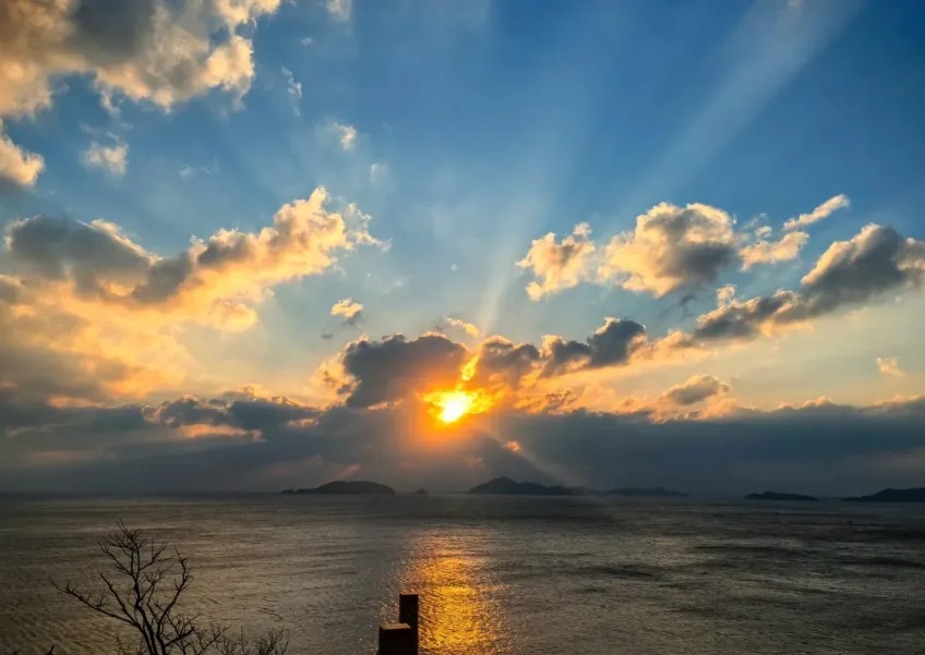 普陀山海上日出阳光穿云形成金色光路