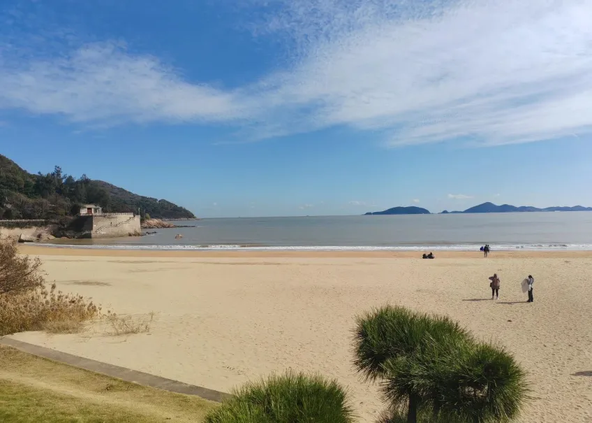 千步沙高处俯瞰金沙海湾与远岛晴空