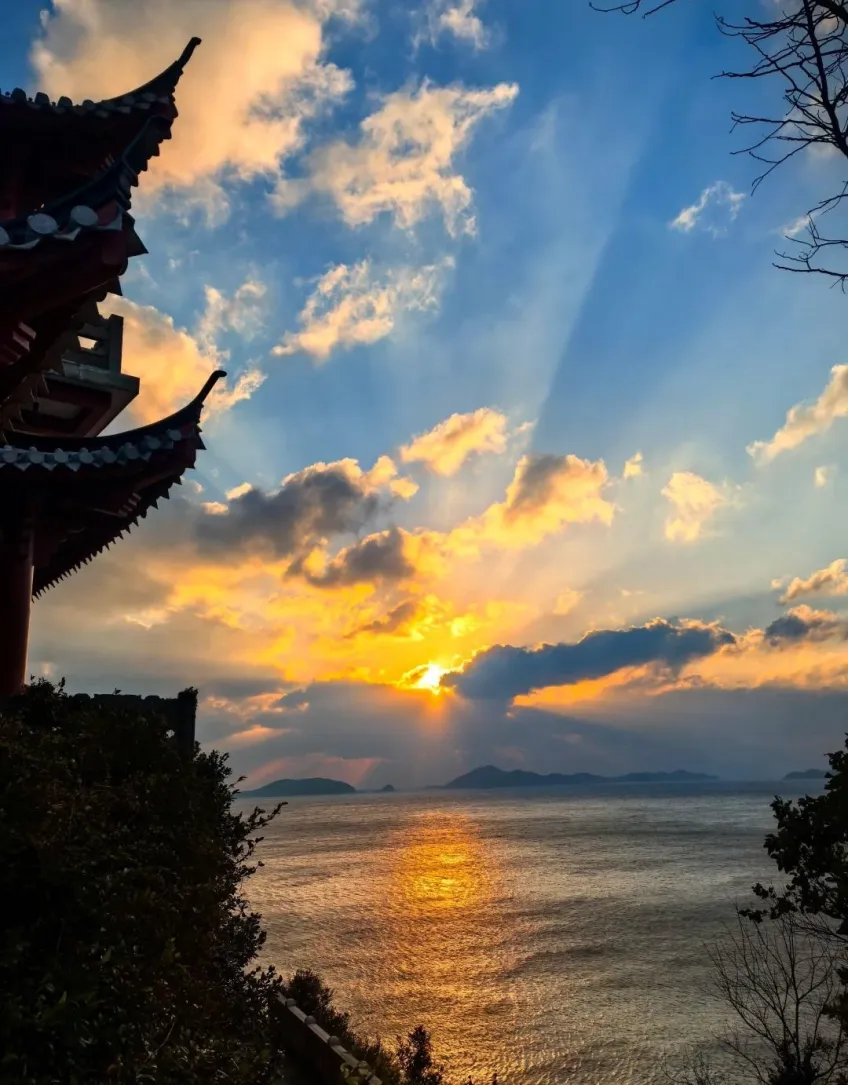 传统亭檐剪影下普陀山海上日出金光