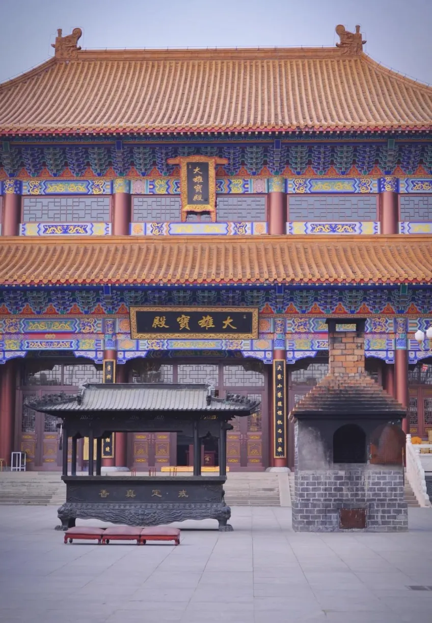 慧济寺大雄宝殿香炉红柱匾额示意