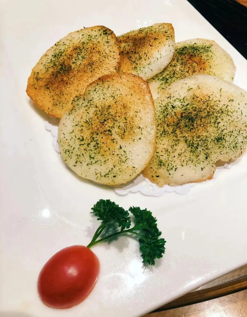 素斋馆素饼与番茄香菜摆盘