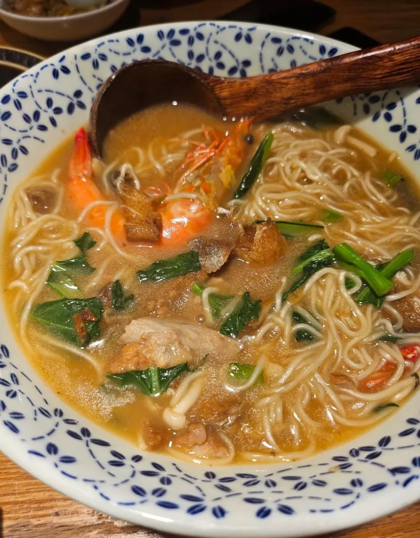 普陀山海鲜面虾与青菜汤面
