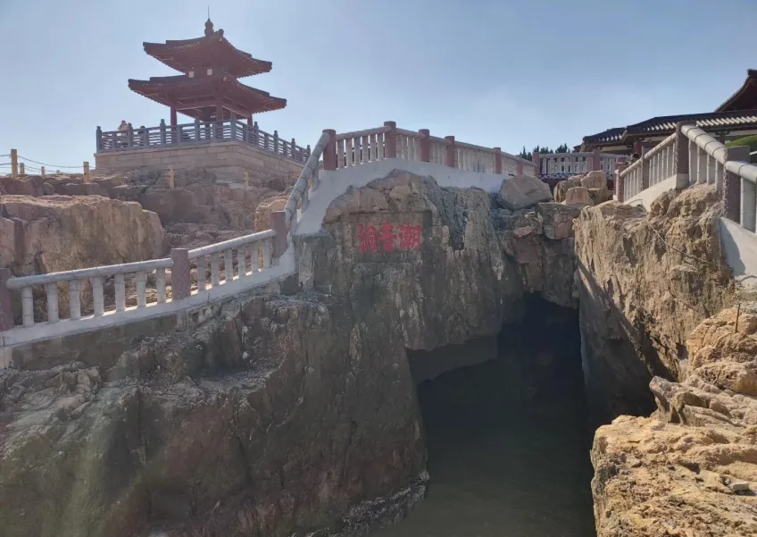 潮音洞上方红亭与石桥跨过崖缝红字石刻