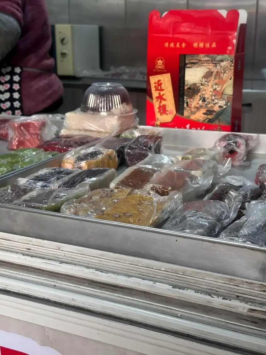 近水楼礼盒旁彩装小糕点阵列